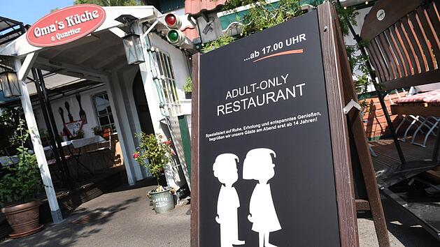 Binz: Ein Schild mit der Aufschrift &middot;Adult-Only Restaurant ...ab 17.00 Uhr bitte ohne Kinder unter 14" steht vor dem Eingang des Restaurants "Oma's K&uuml;che". Foto: Stefan Sauer/dpa