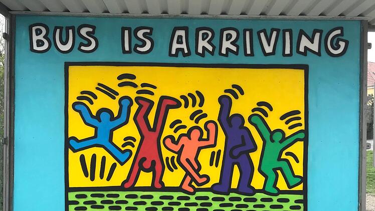 Graffiti von Alex Reuther a la Keith Karing, Wartehäuschen auf der Hut in CoburgFoto: Alex Reuther