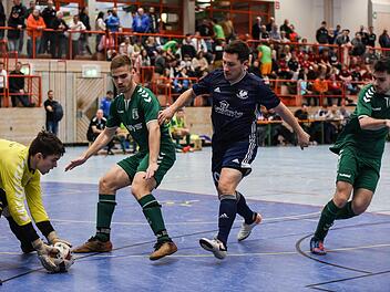 Der Ebelsbacher (rechts) kommt zu sp&auml;t, gemeinsam kl&auml;ren die Gro&szlig;bardorfer. Foto: Ryan Evans