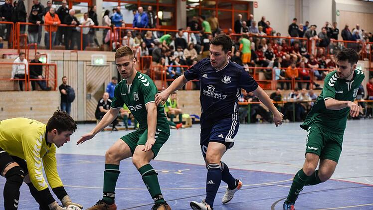 Der Ebelsbacher (rechts) kommt zu sp&auml;t, gemeinsam kl&auml;ren die Gro&szlig;bardorfer. Foto: Ryan Evans