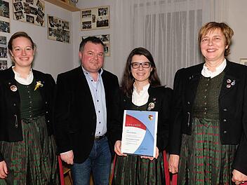 Für 30 Jahre aktives Musizieren wurde Diana Meder ausgezeichnet (2.von rechts), außerdem im Bild: Madeline Götz (2. Vorsitzende, links), Dominik Sitter (NBMB) und 1. Vorsitzende Andrea Koch (rechts).
