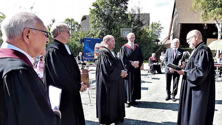 Dekan Thomas Kretschmar (rechts) nahm die Installation von Pfarrer Christian Schmidt (Dritter von links) vor.