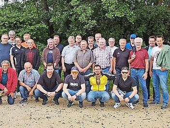 Die Altliga mit Michael Feulner (rechts) lie&szlig; sich auch vom Wetter nicht ihren Ausflug verderben.