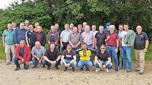 Die Altliga mit Michael Feulner (rechts) lie&szlig; sich auch vom Wetter nicht ihren Ausflug verderben.