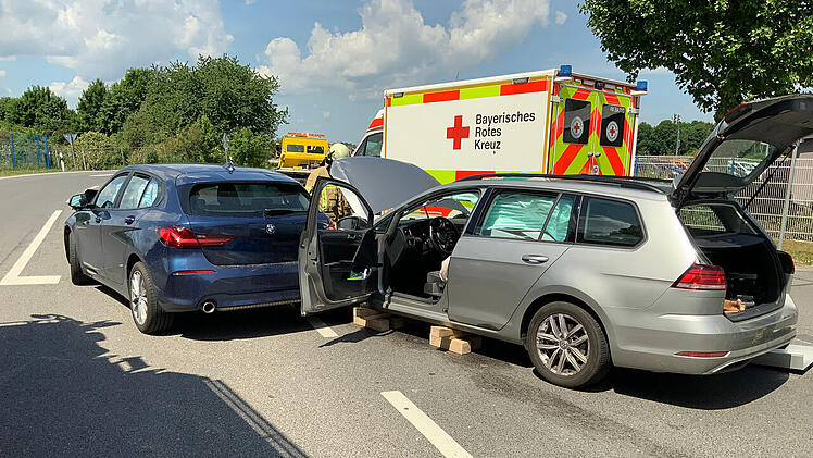 Heftiger Crash auf der B26 in Bamberg - Insassen in Auto eingeklemmt