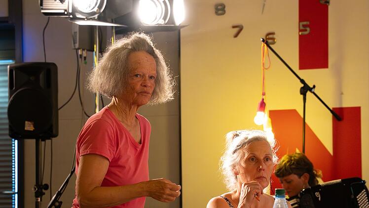 Ein so durchmischtes Theater zu leiten ist nicht leicht. Regisseurin Christine Vogt (links) und Regie-Assistentin Anne Goldmann haben stets mit Herausforderungen zu kämpfen.
