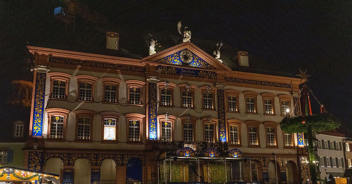 Weltgr-tes-Adventskalenderhaus-ffnet-erstes-Fenster