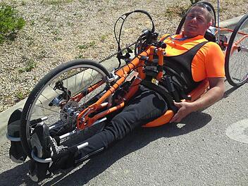 Johannes Weidner mit seinem Handbike, mit dem er auf den Straßen im Maintal sowie im Itz- und Baunachgrund trainiert. Foto:  pr