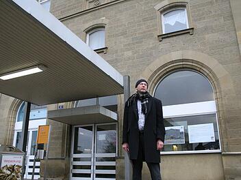 Bauamtsleiter Oliver Graumann steht vor dem Kitzinger Bahnhofsgebäude und denkt an das Bauvorhaben, das 2014 geplant ist.