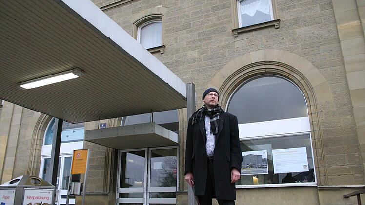 Bauamtsleiter Oliver Graumann steht vor dem Kitzinger Bahnhofsgebäude und denkt an das Bauvorhaben, das 2014 geplant ist.