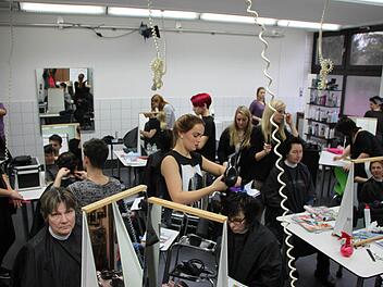 In der Friseurschule Meininghaus in Forchheim herrscht Hochbetrieb. Foto: Groscurth