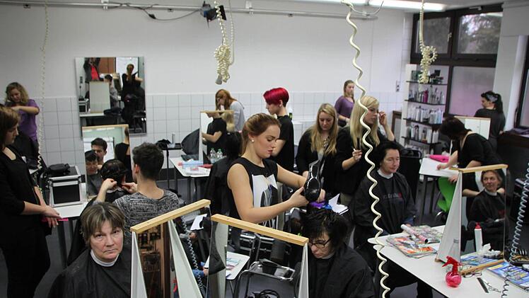 In der Friseurschule Meininghaus in Forchheim herrscht Hochbetrieb. Foto: Groscurth