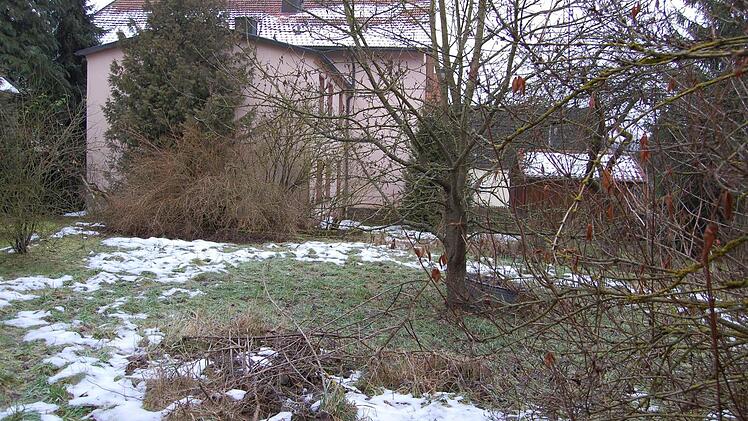 Hinter wucherndem Gebüsch schlummert die alte Schule. Ein Kulturgut inmitten des Ortes lobte Gerhard Adam das Gebäude. Unbewohnt leidet der Zustand allerdings.