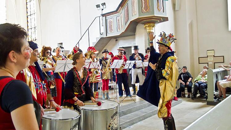 Die Quastenflosser wurden bei ihrem Auftritt in der Coburger Heilig-Kreuz-Kirche begeistert gefeiert.  Foto: Jochen Berger