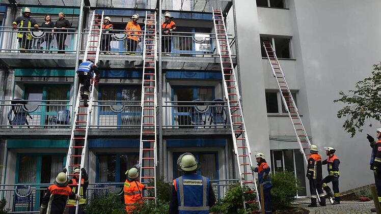 Dramatische Szenen bei der Großübung am Samstag im Haus Kreuzberg der Kurklinik "Am Kurpark" in Bad Kissingen.  Foto: Rauch