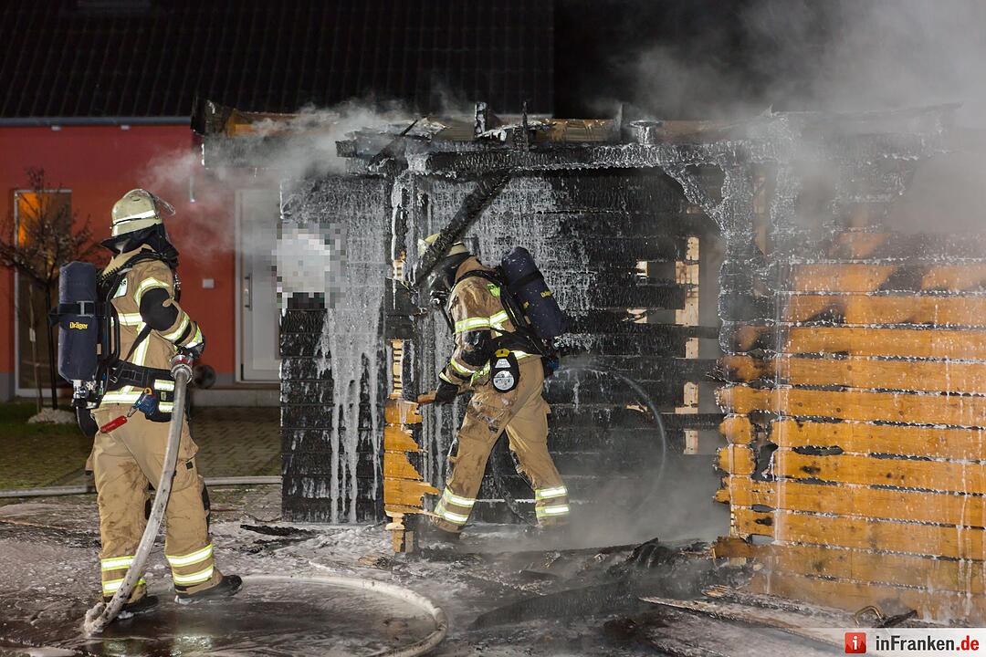 Unterfarrnbach: Materialschuppen in Flammen