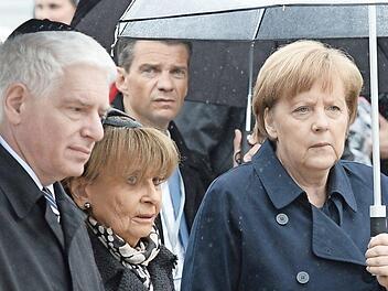 Josef Schuster (links), der Präsident des Zentralrats der Juden, hat eine enge Verbindung nach Bad Brückenau. Auf diesem Archivbild ist er mit Bundeskanzlerin Angela Merkel (rechts) und der Präsidentin der Israelitischen Kultusgemeinde München, Charlotte Knobloch, bei der zentralen Gedenkfeier anlässlich des 70. Jahrestages der Befreiung des KZ Dachau zu sehen. Foto: Andreas Gebert, dpa