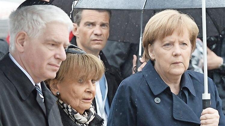 Josef Schuster (links), der Präsident des Zentralrats der Juden, hat eine enge Verbindung nach Bad Brückenau. Auf diesem Archivbild ist er mit Bundeskanzlerin Angela Merkel (rechts) und der Präsidentin der Israelitischen Kultusgemeinde München, Charlotte Knobloch, bei der zentralen Gedenkfeier anlässlich des 70. Jahrestages der Befreiung des KZ Dachau zu sehen. Foto: Andreas Gebert, dpa