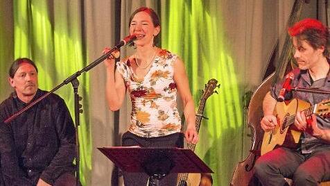 "Canto y Cuerdas" zum ersten Mal zu dritt: Neuzugang Michael Schmidt (53) aus Schweinfurt, Catrinel Berindei (32) aus Waigolshausen und der gebürtige Haßfurter Klaus Neubert (47) aus Zeil (von links).
