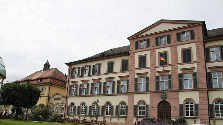 Das Badhotel prägt seit 1823 das historische Ensembele im Staatsbad Brückenau. Foto: Ulrike Müller