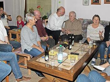 Salesianerpater Hermann Schulz - hier in der Bildmitte im Gespräch mit Bürgermeister Egon Herrmann (weißes Hemd) - berichtete bei den "Litauenfreunden Weißenbrunn" über die enorm positive Weiterentwicklung der stark aus der Region unterstützten Jugendprojekte in Litauen und Ruanda.  Foto: Rainer Glissnik