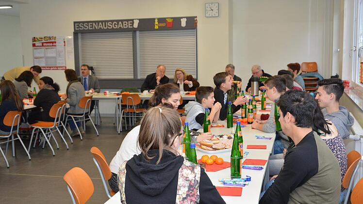 Bei einer vorweihnachtlichen Feier wurden die Schülerlotsen der Mittelschule  in Münnerstadt für ihre Arbeit geehrt. Björn Hein