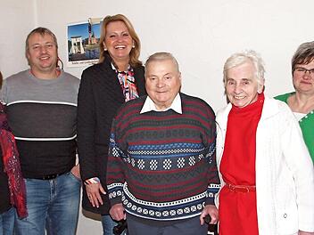 Johanna und Franz Nowotny (vorne) freuten sich über die Glückwünsche von Schwiegertochter Yvonne (von links), Sohn Harald, der Zweiten Bürgermeisterin Sabine Rießner und Tochter Johanna Beintze (rechts). Foto: Alfred Thieret