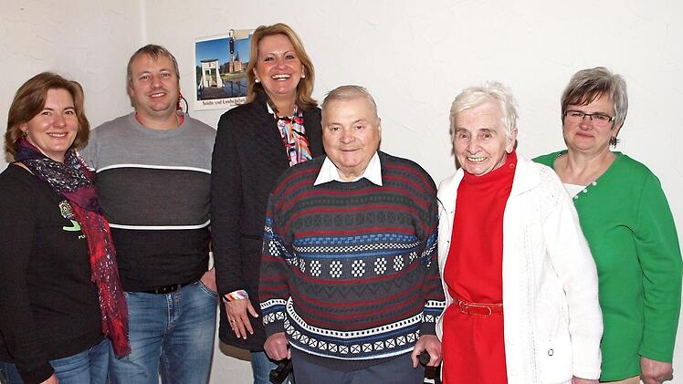Johanna und Franz Nowotny (vorne) freuten sich über die Glückwünsche von Schwiegertochter Yvonne (von links), Sohn Harald, der Zweiten Bürgermeisterin Sabine Rießner und Tochter Johanna Beintze (rechts). Foto: Alfred Thieret