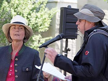 Pfarrerin Angelika Steinbauer und Pfarrer Friedrich Sch&auml;fer diskutierten im Rollenspiel als Gottesdienstbesucherin und Vatertagswanderer &uuml;ber den Sinn des Himmelfahrtstags. Foto: Norbert Bechstein