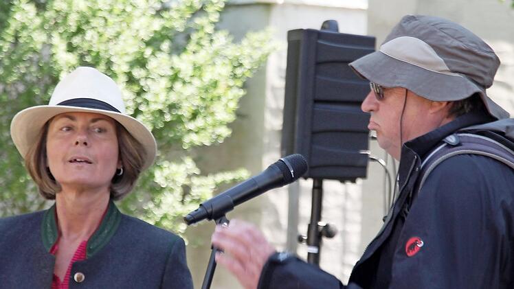 Pfarrerin Angelika Steinbauer und Pfarrer Friedrich Sch&auml;fer diskutierten im Rollenspiel als Gottesdienstbesucherin und Vatertagswanderer &uuml;ber den Sinn des Himmelfahrtstags. Foto: Norbert Bechstein