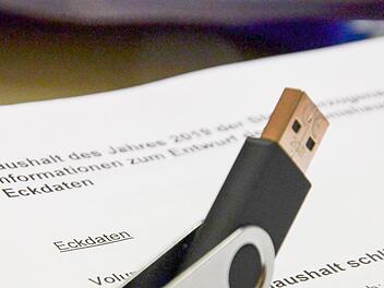Das digitale Rathaus: Die Stadträte erhielten die Informationen per USB-Stick, nur noch verzeinzelt wurde das Zahlenwerk in gedruckter Form verteilt. Es ist auch komplett auf der Homepage hinterlegt und für alle Bürger einsehbar. Vor der Beschlussfassung trägt der Etat freilich noch den Zusatz "Entwurf".