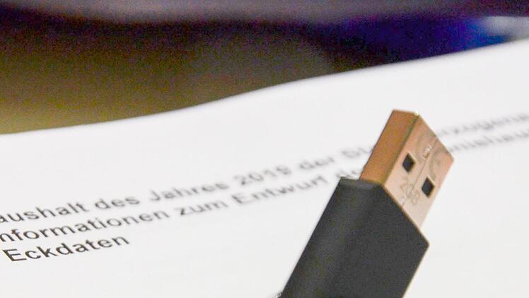 Das digitale Rathaus: Die Stadträte erhielten die Informationen per USB-Stick, nur noch verzeinzelt wurde das Zahlenwerk in gedruckter Form verteilt. Es ist auch komplett auf der Homepage hinterlegt und für alle Bürger einsehbar. Vor der Beschlussfassung trägt der Etat freilich noch den Zusatz "Entwurf".