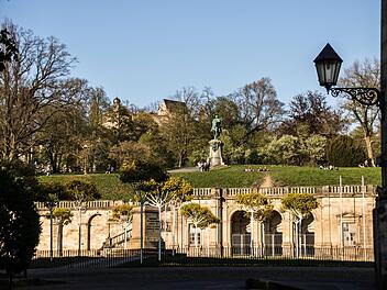 Malerisches Coburg: Blick über den SChlossplatz Richtung Arkdaen, Hofgarten und Veste.Foto: Jochen Berger