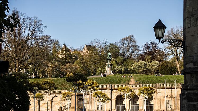 Malerisches Coburg: Blick über den SChlossplatz Richtung Arkdaen, Hofgarten und Veste.Foto: Jochen Berger