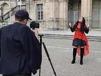 Videodreh auf dem Coburger Schlossplatz: Schlagersängerin Angela HennFoto: Oliver Schmidt