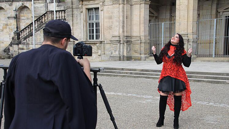 Videodreh auf dem Coburger Schlossplatz: Schlagersängerin Angela HennFoto: Oliver Schmidt