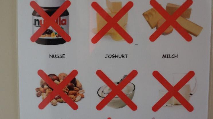Die Allergietafel zeigt den Mitschülern von Simon, was sie nicht mitbringen sollten.