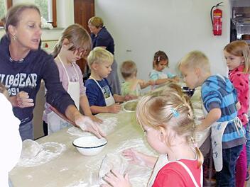 Unter Anleitung lernten die Kinder das Brotbacken.  Foto: Ewald Stretz