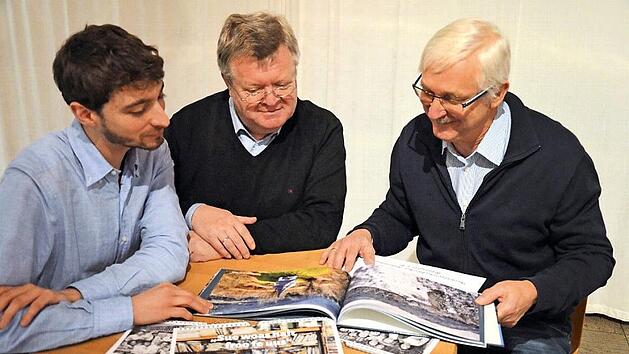 Voller Stolz pr&auml;sentieren (v.li) Thomas Wei&szlig;, Zweiter B&uuml;rgermeister Erich M&auml;hringer und Franz Behrschmidt den neuen Heimatkalender 2020 sowie den Bildband "Wallenfels in Bildern" von Friedrich B&uuml;rger. Foto: Florian Wei&szlig;