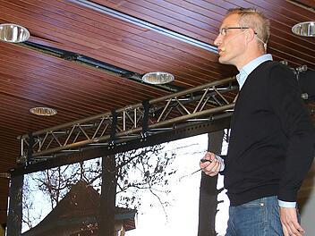 Stefan Richter, der neue Klimaschutzmanager von Münnerstadt, während des Vortrags im alten  BBZ, in dem er sich eine Zukunftsakademie vorstellen kann. Foto: Dieter Britz