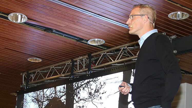 Stefan Richter, der neue Klimaschutzmanager von Münnerstadt, während des Vortrags im alten  BBZ, in dem er sich eine Zukunftsakademie vorstellen kann. Foto: Dieter Britz