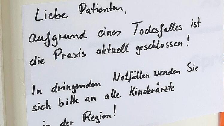 Dieser Zettel hängt am Praxiseingang in Neudrossenfeld.