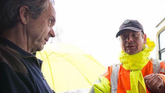 Fernfahrer Hubert Giebe fährt einen Autotransporter. Bei der Kontrolle erklärt Bernhard Fröhling von der Autobahnpolizei wie er den Beamten bei der Fahndung helfen kann. Foto: Tobias Köpplinger