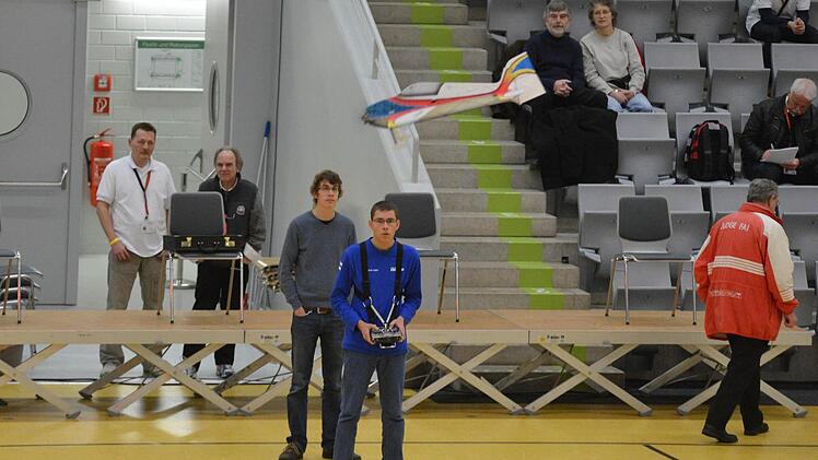 Beim "Aero-Musical" lassen die Piloten am Samstag ihre Modelle zu Musik fliegen. Fotos: Ronald Rinklef