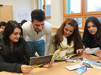 Man dürfe die Augen vor Drogen nicht verschließen, meinten (von links): Ayse Sengül, Selin Karakus, Gizem Görgülü. Mit im Bild der Jugendleiter des DITIB Tettau, Kobal Coskun. Foto: Veronika Schadeck