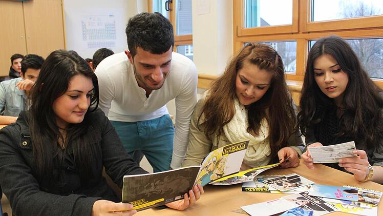 Man dürfe die Augen vor Drogen nicht verschließen, meinten (von links): Ayse Sengül, Selin Karakus, Gizem Görgülü. Mit im Bild der Jugendleiter des DITIB Tettau, Kobal Coskun. Foto: Veronika Schadeck