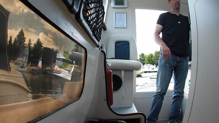 Blick aus dem Bootsinneren auf den Führerstand