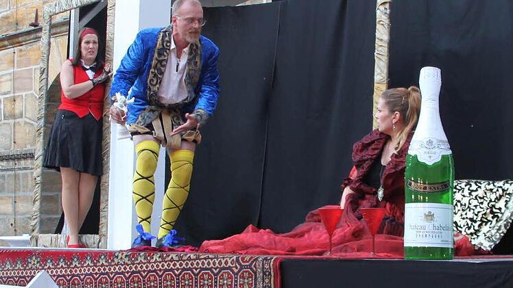 Malvolio (Markus Veith) macht sich vor seiner Herrin Olivia (Ingrit Gabriel, rechts) zum Narren. Zofe Mary (Christiane Reichert) schaut zu. Foto: Alexander Müller