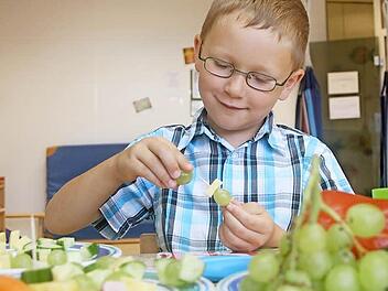 Es muss nicht teures Spielzeug sein: Gemüse, Obst und Käse aufspießen - das fördert die Konzentration und Geschicklichkeit. Foto: Anja Vorndran