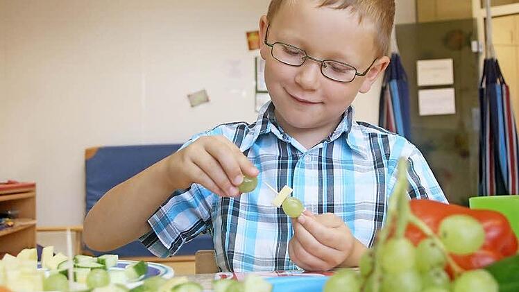 Es muss nicht teures Spielzeug sein: Gemüse, Obst und Käse aufspießen - das fördert die Konzentration und Geschicklichkeit. Foto: Anja Vorndran